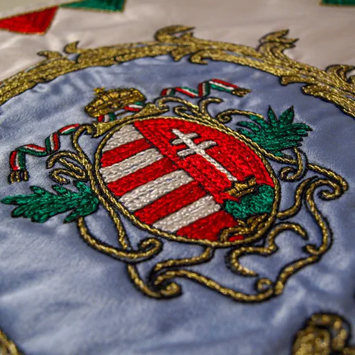 1848-as magyar címer hímzett selyem zászlón.